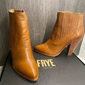 Frye Remy Chelsea Heeled Boot: Size 9 (Women)- Worn once
